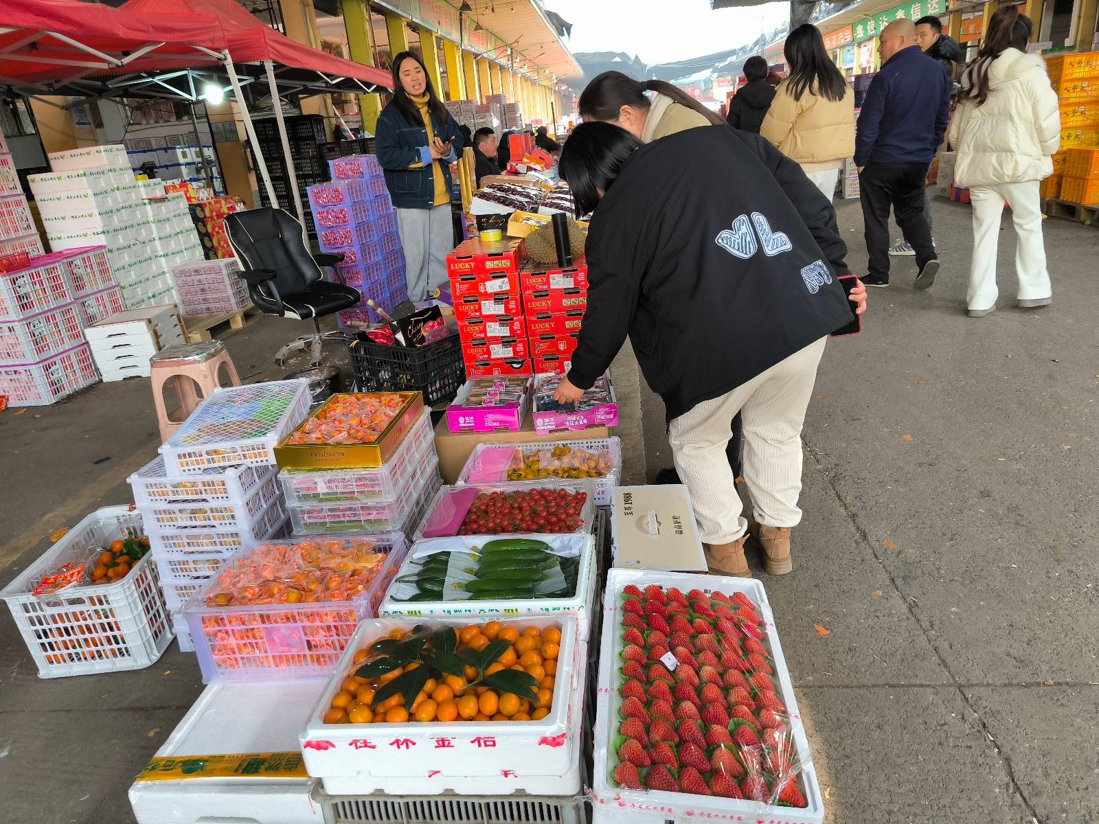 多米体育入口车厘子单价跌至个位数武汉一果批市场整箱甩卖商户：气温升高最多再卖两三天(图2)